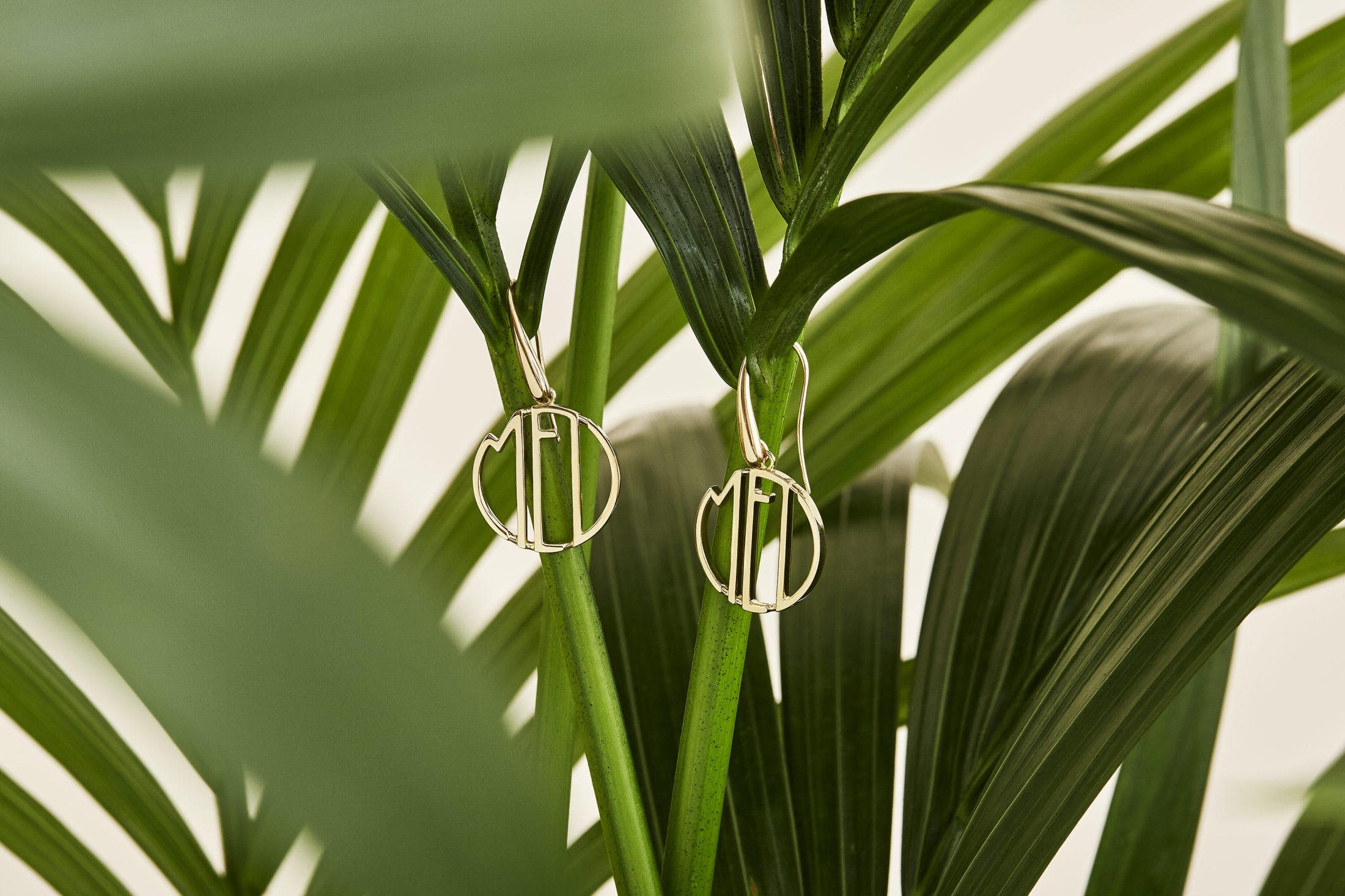 MEL - Yellow gold earrings with logo.