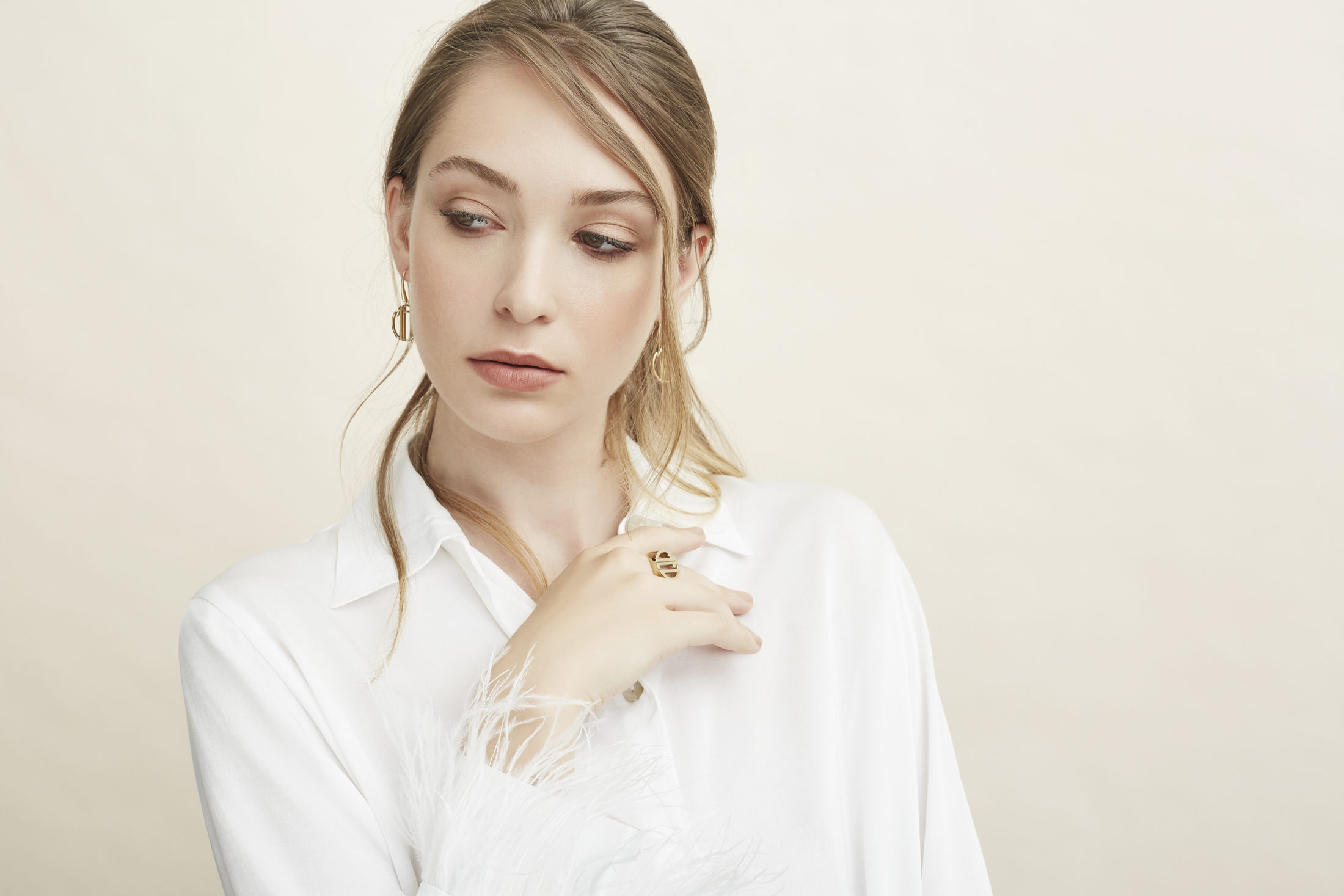 MEL - Orecchini e anello con logo in oro.