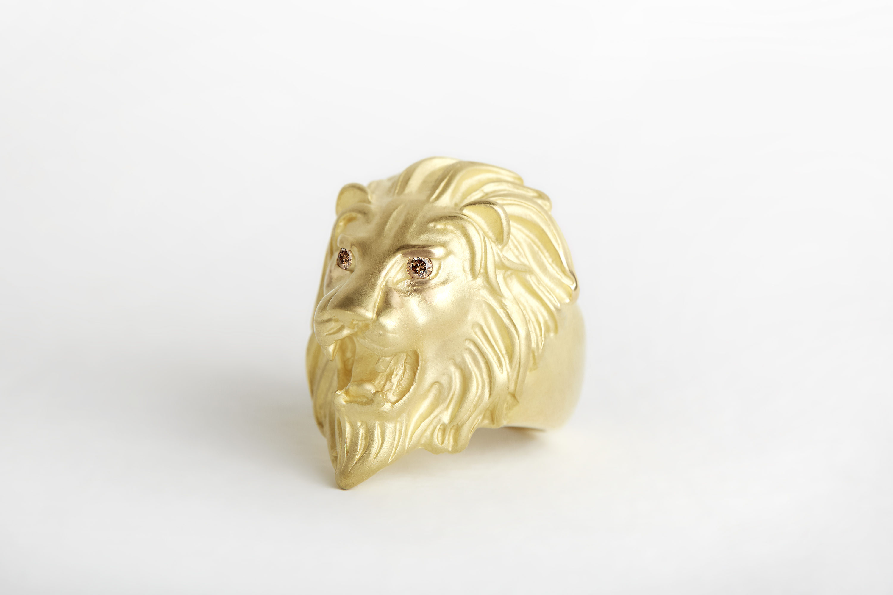 MEL - Yellow gold cognac diamond ring with lion.